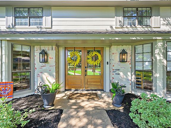 3rd image of 215 Trailwood Dr