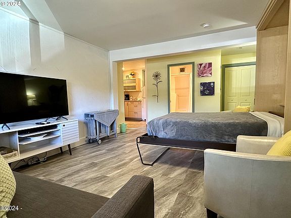 5th image of 4229 SW Beach Ave #33