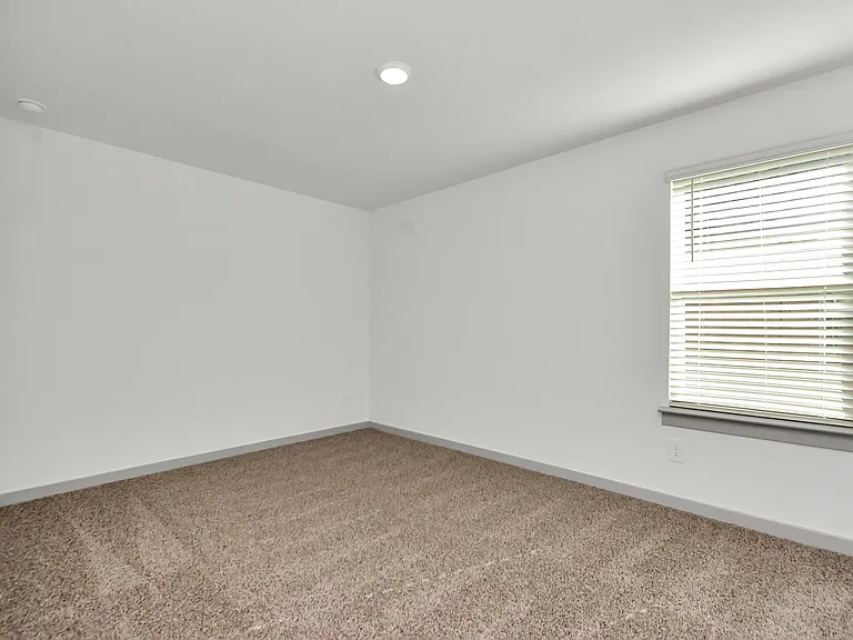 1114 Hughes Crossing Dr — Photo 13