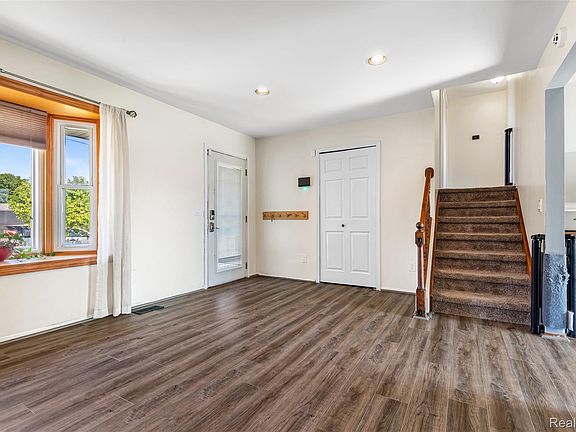 4th image of 29530 Mitchell Dr