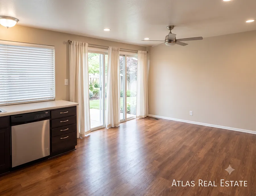 Coming Soon Spacious 5-Bedroom Home With Fenced Yard, Garage & Easy Access To Anchutz, Dia And Do... — Photo 2