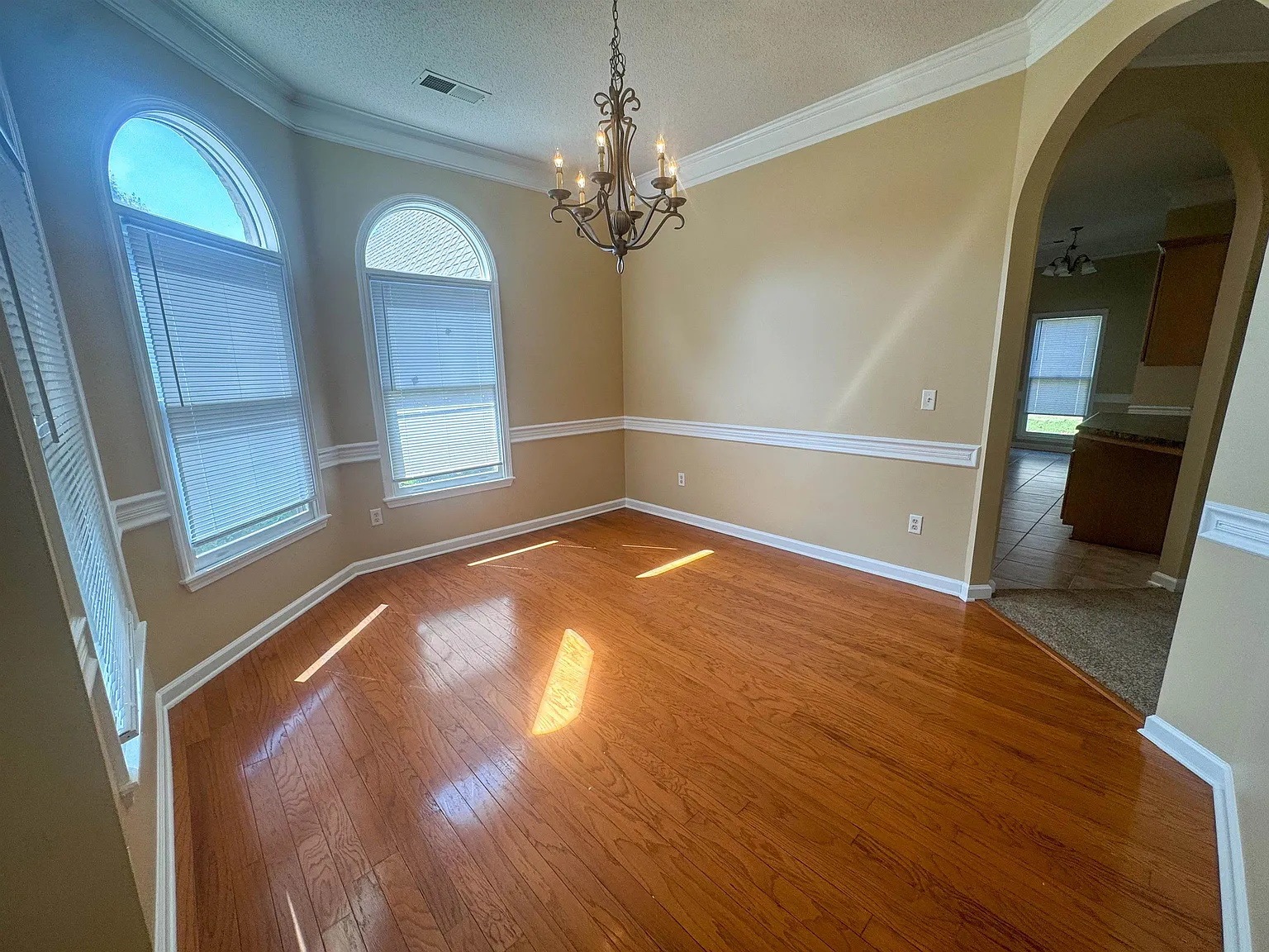 3 bed, 2.0 bath, 2440 sqft, $2,650 — Photo 3