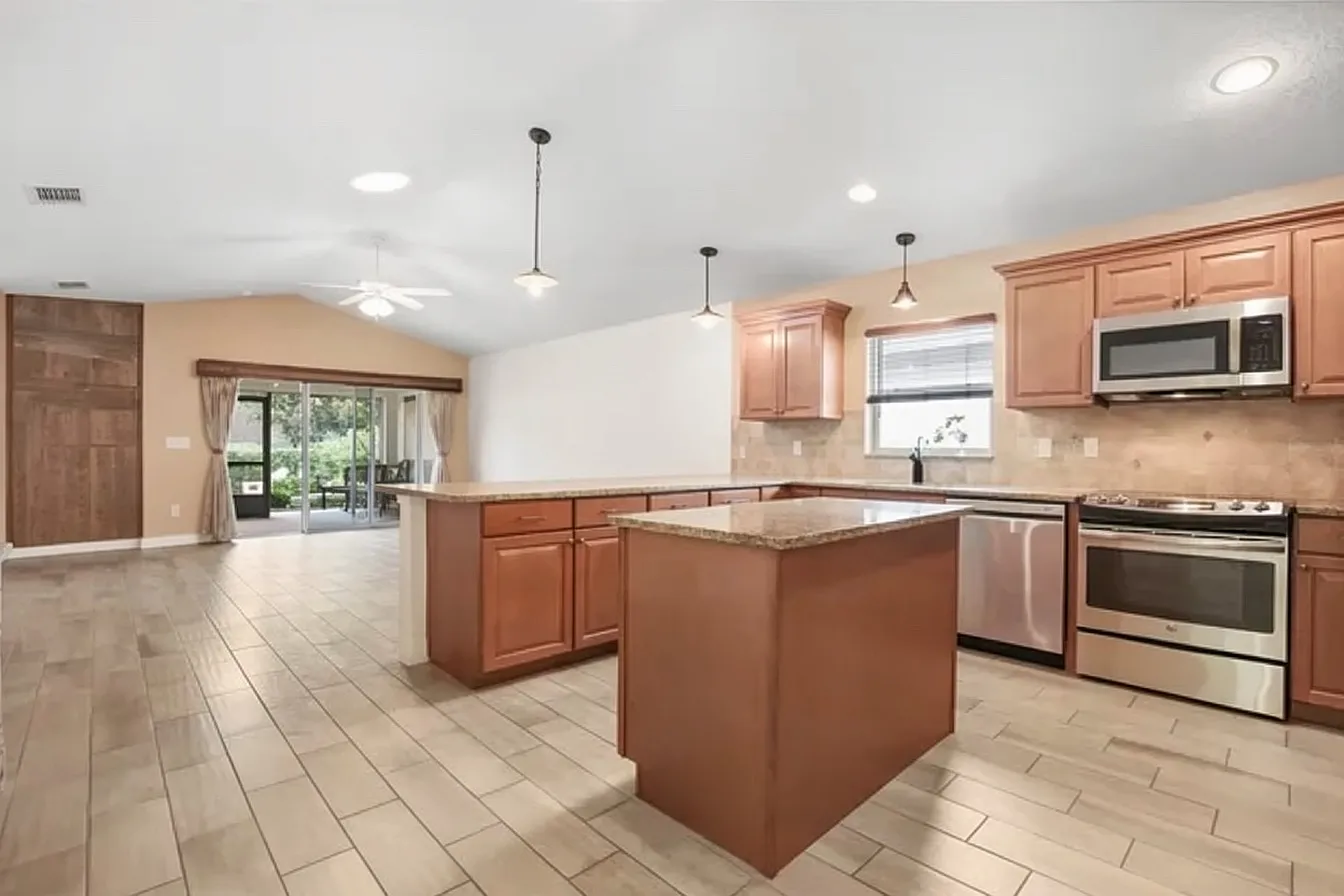 3 bed, 1776 sqft, $2,400 — Photo 4