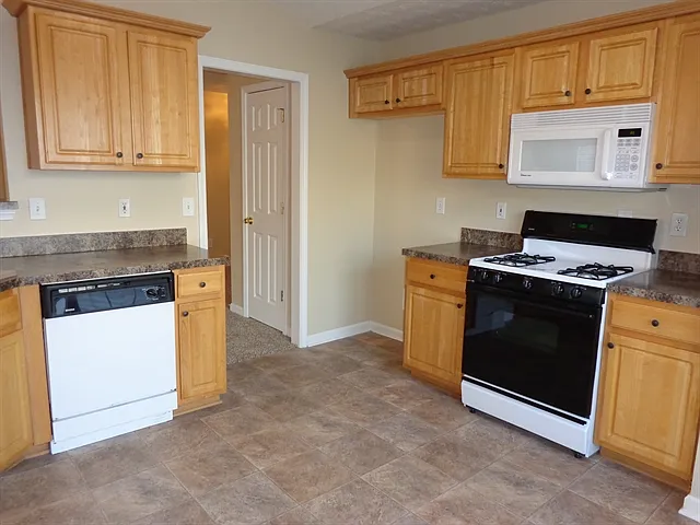 3 bed, 2.0 bath, 1453 sqft, $2,250 — Photo 2