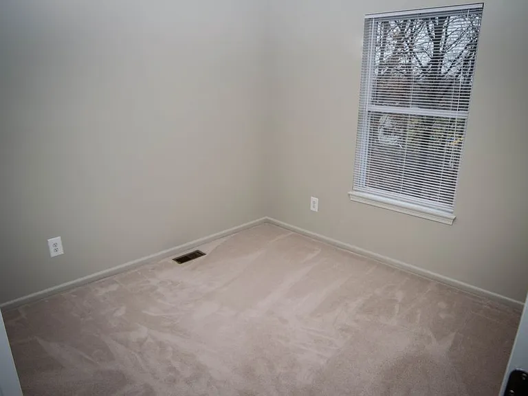 484 Waverly Cmns — Photo 17