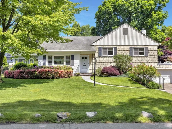 11 Beachway, Port Washington, NY 11050