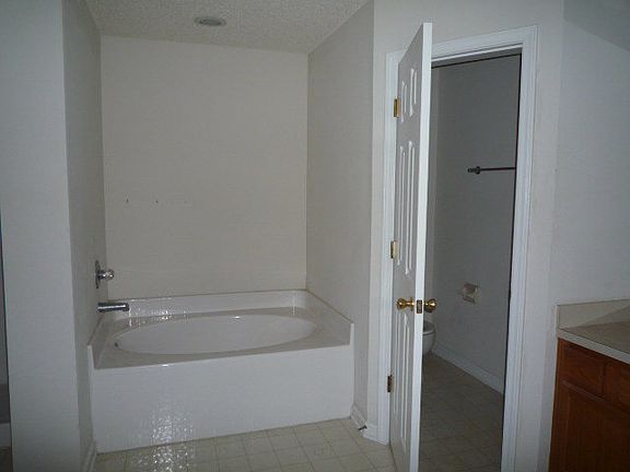 5th image of 13 Rollins Ln