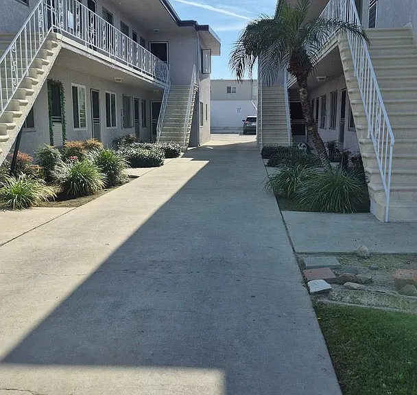 10300-10304 La Reina Ave — Photo 10