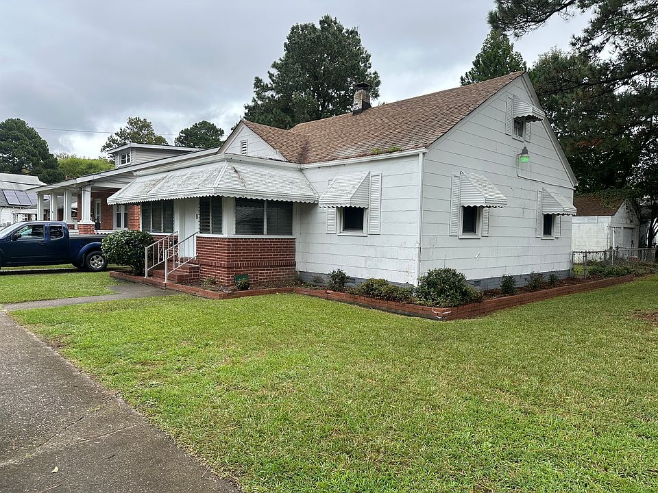 CORNER LOT / ENCLOSED FRONT PORCH