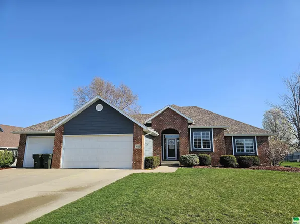 6755 Cantebury Ct, Sioux City, IA 51106