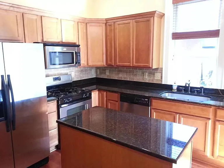 1075 Summit St — Photo 8