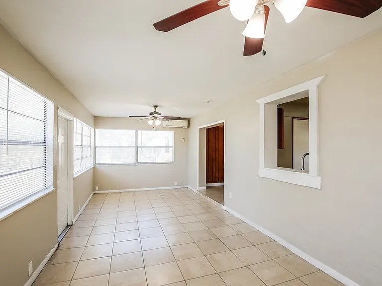 841 NE 51st Ct — Photo 9