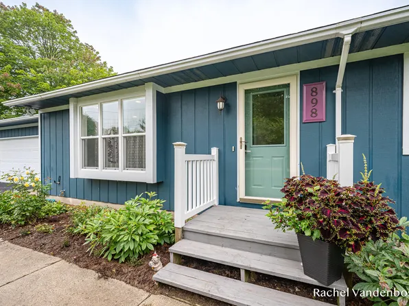 898 Hunt St SE, Lowell, MI 49331