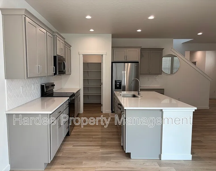 4 bed, 3.0 bath, 2010 sqft, $2,750 — Photo 4