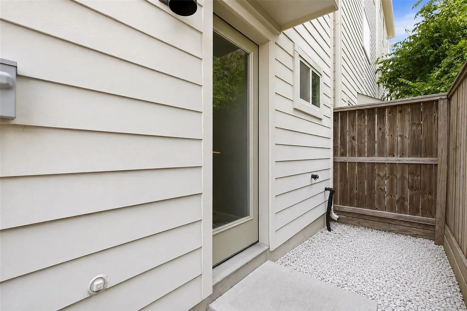 3 bed, 3.5 bath, 1987 sqft, $2,600 — Photo 3