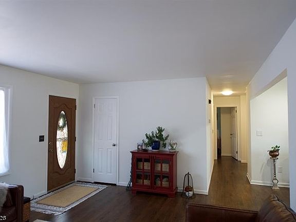 3rd image of 12 Baneberry Dr