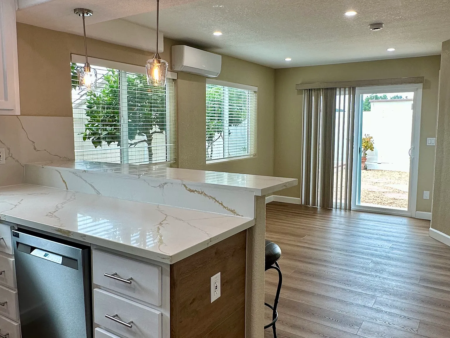 2 bed, 1.5 bath, 700 sqft, $3,075 — Photo 2