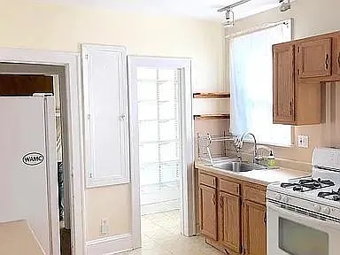 862 Warren St — Photo 3