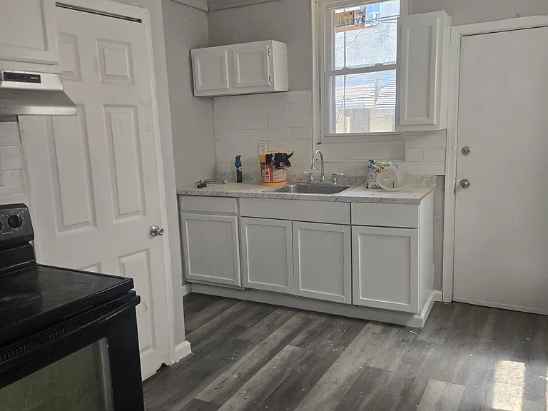 1249 N Alden St — Photo 1
