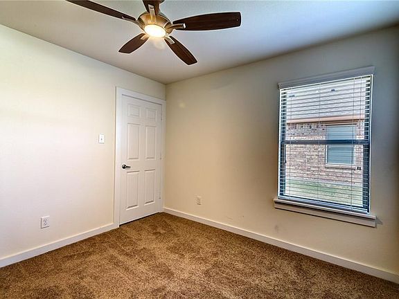 5th image of 923 Robineta Ln