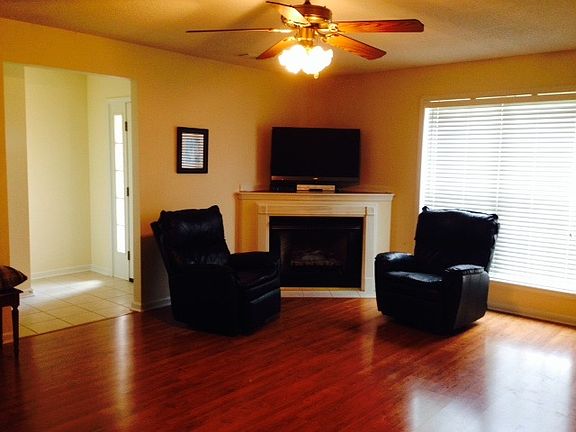 Large great room, laminate wood floor, gas fireplace