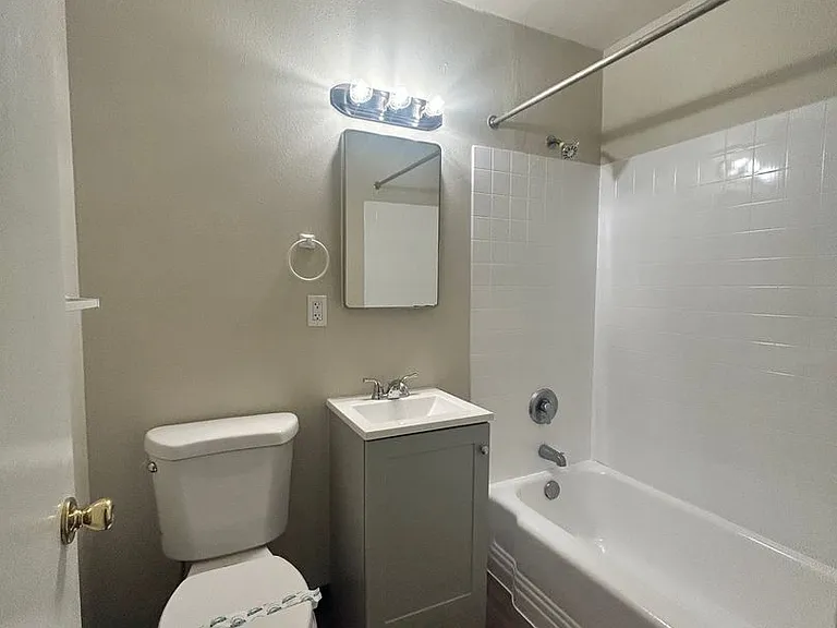1806 E Fourth Plain Blvd — Photo 7
