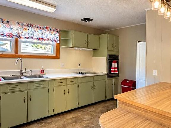 4th image of 2401 3rd St