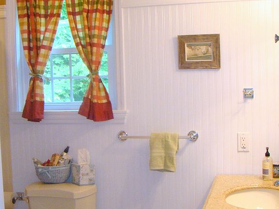 Main floor full bath