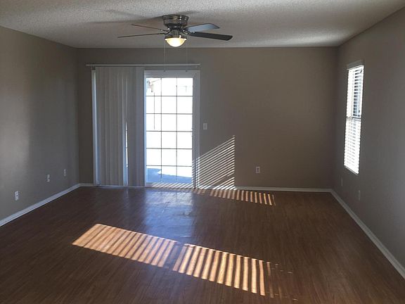 3rd image of 8712 W Willowbrook Dr