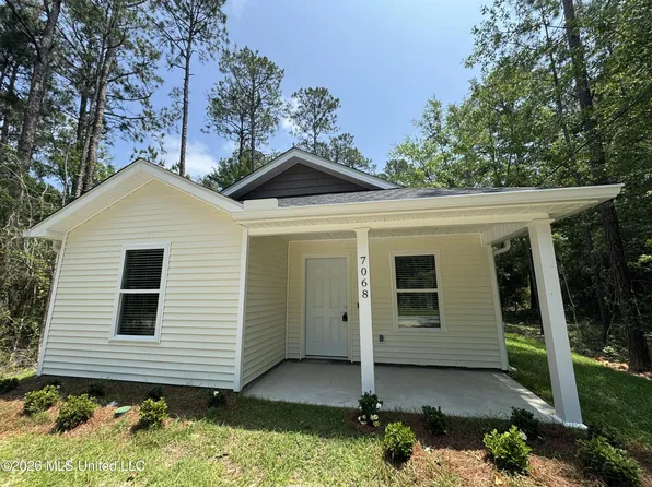7068 Walthall St, Bay Saint Louis, MS 39520