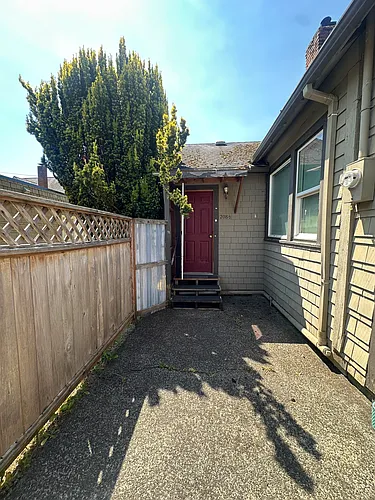 208 1/2 6th St W #9 Photo 1