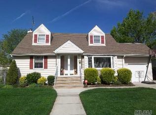 20 Pacific St, Massapequa Park, NY 11762