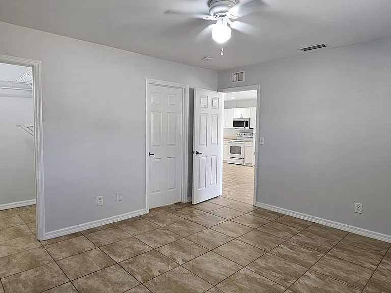 2400 55th Ter SW #B — Photo 3