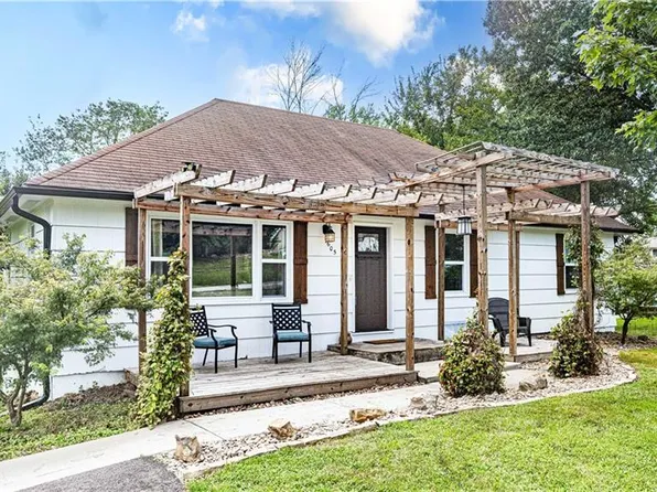 7605 Harry Truman Dr, Grandview, MO 64030
