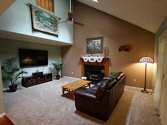 4th image of 471 Warner Hall Pl