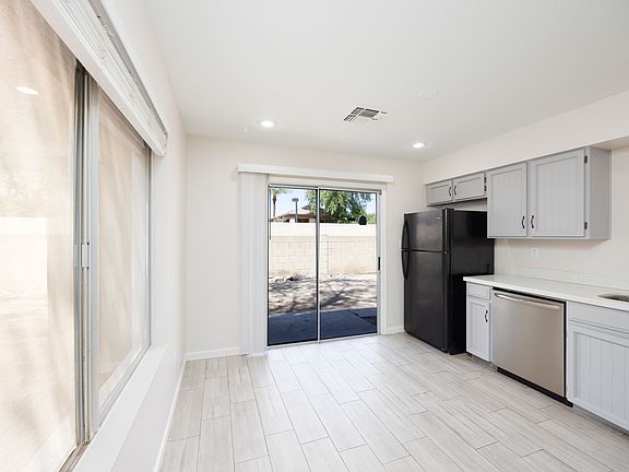 5th image of 1422 E Palmdale Dr