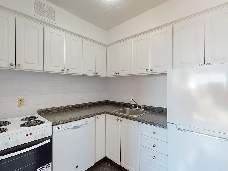 335 Cooper St — Photo 46