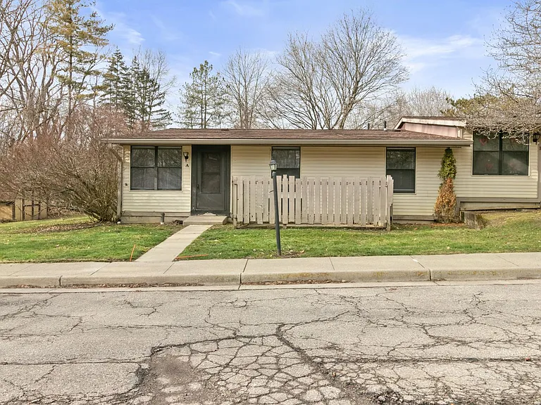 1373 Montgomery Ct — Photo 3