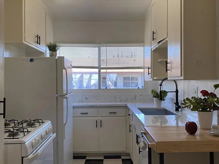 1173 N Curson Ave #9 — Photo 9
