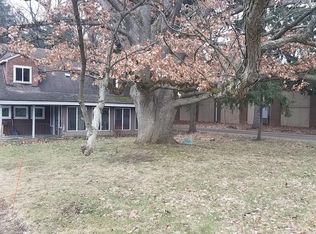 1 Country Club Rd, East Rochester, NY 14445