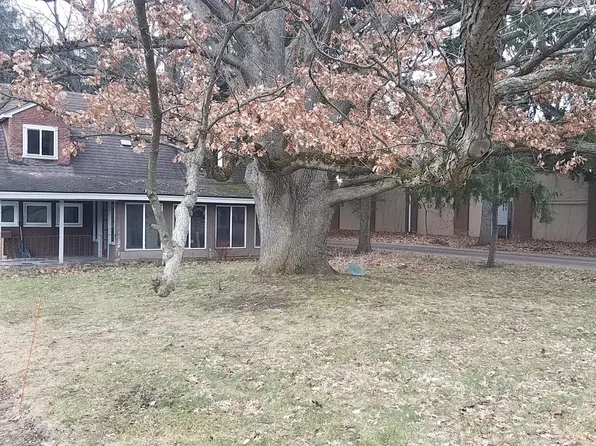 1 Country Club Rd, East Rochester, NY 14445