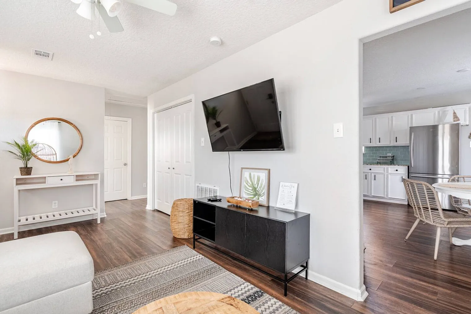 2 bed, 1.0 bath, 1033 sqft, $3,063 — Photo 2