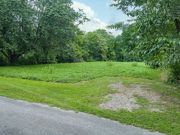 3rd image of 102 N Camp Heights Dr