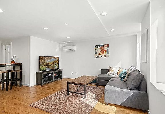 4th image of 10-31 48th Ave #1