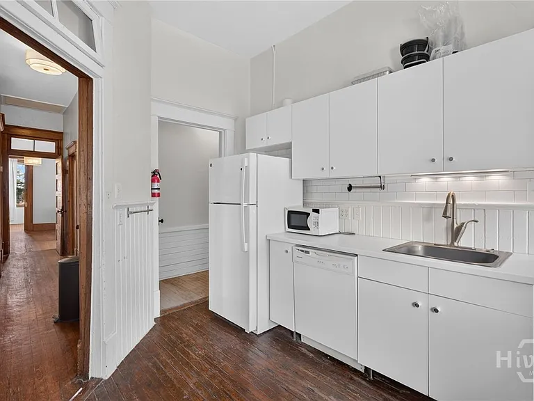 114 W Waldburg St — Photo 26