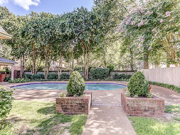 3rd image of 2059 Hawthorn Hill Cv