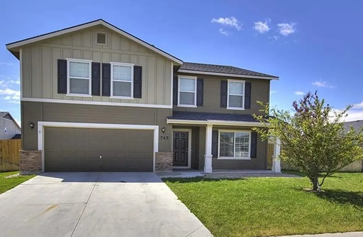 4 bed, 2.5 bath, 2881 sqft, $2,400 — Photo 1