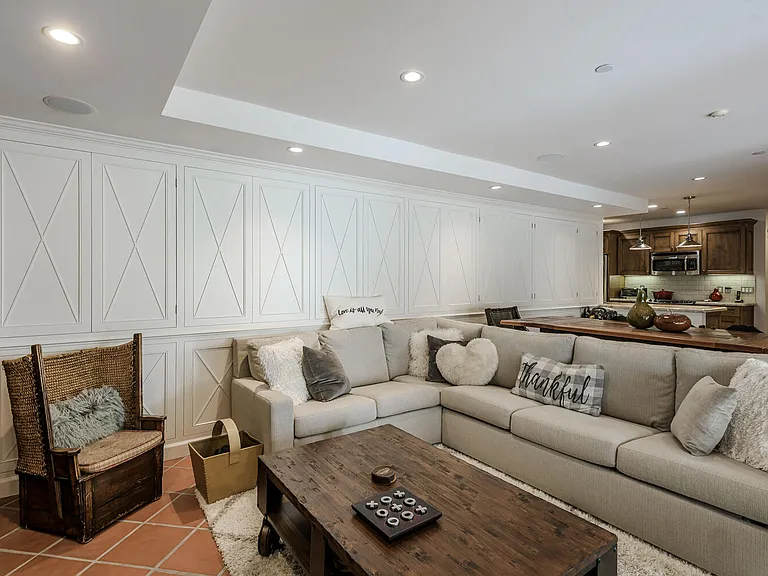 Pull out Tempur-Pedic bed in the lower level 'ADU'