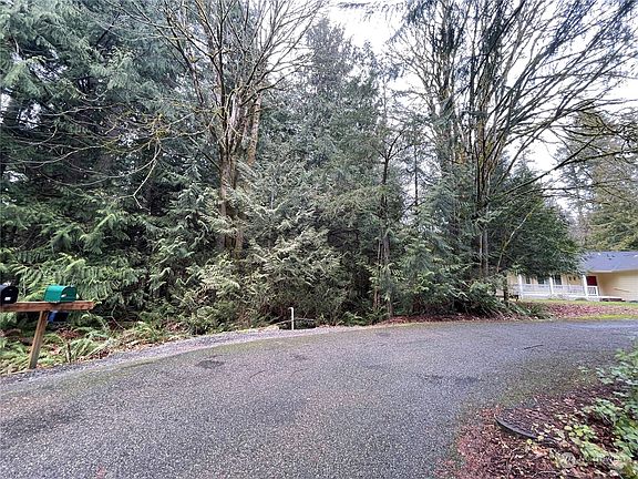 A gorgeous flat spot for building overlooking the Reserve.>