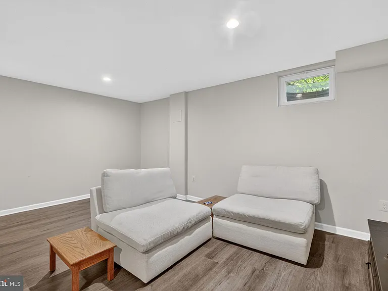 9821 Owens Ct — Photo 35